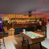 Jouer au baby foot au bar restaurant le Bull Dog, à Viroflau, près de Versailles et Vélizy Villacoublay (78)