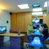 Salle de soins: aucun objet exposé pour une hygiène maximale et sans stress visuel.