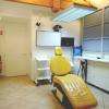 Salle d'implantologie minimaliste pour l'hygiène