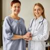 L'infirmière libérale ou l’infirmier libéral accompagne le patient en privilégiant son bien-être et son confort.
