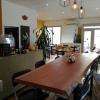 Café Zenji Sébastopol 
Grande table en bois brut exotique