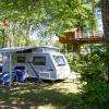 emplacement de camping et cabane dans les arbres