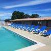 la piscine et ses nombreux transats
