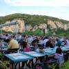 un restaurant avec une terrasse panoramique