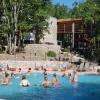 Vue de la piscine et du bar