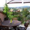 La terrasse plein sud dominant village et collines.