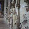 Le déambulatoire avec les copies des statues de la façade.