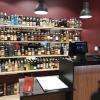 Le bar à alcool est scintillant, il n'y a plus qu'à y choisir le whisky (notamment écossais, japonais, irlandais), le rhum (dom-tom, sud-américain et plus), le gin, la vodka, le porto, que sais-je encore
