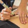La moxibustion est une méthode de soin issue de la médecine chinoise, tout comme le Shiatsu et l'acupuncture.

Le "moxa" est un procédé thérapeutique qui consiste en l'application de chaleur sur des zones déterminées de la peau.

Cette technique bien adaptée pour agir sur:
les sciatiques,
les maux de dos,
les ballonnements et maux digestifs,
l'arthrose et les maux articulaires.
Elle dissout les œdèmes aux chevilles et aux genoux (invasion d'humidité dans le corps).

La moxibustion réchauffe en profondeur les os, les tissus, les articulations et permet une réactivation rapide de la circulation de l'énergie. Cette technique régénère profondément le corps lorsqu’il est atteint par le froid particulièrement en hiver.

La technique de la moxibustion vient compléter le soin shiatsu : le praticien alterne entre puncturer la zone à traiter et chauffer avec le moxas. Parfois un complément en huile essentielle vient parfaire la synergie.

Cette technique vous sera proposée lors du soin shiatsu ou est effectué sur demande.