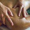 Aux huiles essentielles ce massage est une suite de longs mouvements lents et fluides qui permettent une profonde relaxation physique et psychique.

Partant d'effleurages doux, enveloppant et realxants, les manoeuvres s'enchaînent et s'intensifient pour soulger des tensions profondes. Cela peut faire surgir et libérer des émotions cachées, inscrites dans la mémoire corporelle. Plus la personne massée s'abandonne à l'expérience, plus elle s'ouvre à ce que le massage californien qualifie de toucher du coeur.

Le massage californien agit sur plusieurs niveaux : l'esprit, le corps et l'émotion. Il apporte de nombreux bienfaits comme un meilleure équilibre psychologique, l'élimination es négatifs (anxiété, tensions, angoisse et stress), relaxation des muscles et de l'ensemble du corps.