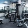 Zone de musculation avec haltères, barres, disques et bancs. Tout l'équipement nécessaire pour des entrainements efficace