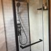 Salle d'eau avec cabine de douche
wc,
meuble vasque suspendu sur 2 tiroirs
