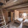 Chambre LAITERIE avec mezzanine. Douche et WC en suite