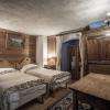 La TANNERIE pour 12/14 personnes. Une chambre avec douche en suite