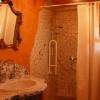 salle de bain de la chambre en rez de chaussée adaptée aux personnes à mobilité réduite.