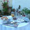 le petit déjeuner dans la cour