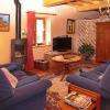 Salon avec feu de cheminée-chambre d'hôtes-les varennes-beaulieu-puy en velay