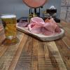 Planche apéritive de charcuterie à savourer au bistrot Le Champ du Coq à Bourges (18)