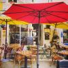 La petite terrasse devant le restaurant