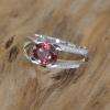 Bague "Massada". Or gris, diamants et zircon rouge du Cambodge.