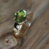 Bague "Padhang". Or jaune, diamants et tourmaline verte du Mozambique.