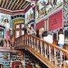 Le grand escalier dans le vestibule