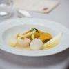 Saint - Jacques
pochée, ravioli de crustacés, émulsion de yusu et safran ,
quelques chicons 