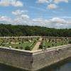 Le jardin de Diane de Poitiers avec son mur de protection contre les crues du Cher