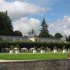 En arrière plan, l'Orangerie : restaurant dans le parc du château