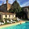 l'été , le soleil , dans une maison d'hôtes insolite et design : plouf dans la piscine du cloître