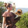 Spectacle de vol de rapace avec costume d'époque.