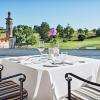 La vue de la terrasse du restaurant les Fresques au Château des Vigiers en Dordogne.
