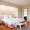 Une chambre du relais au Château des Vigiers. Hôtel, golf et restaurant en Dordogne