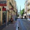 Notre boutique est accessible en tram B arrêt Gambetta.
Le monument que vous voyez au loin est la cathédrale Saint-André.
