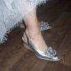 Des chaussures compensées couleur argent..