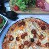 super restaurent très acceuillant. Rapport qualité prix incroyable. Je recommande a 100% leurs pizzas cuites au feu de bois. (pizza sur la photo : célibataire). Leurs glaces sont également délicieuses!