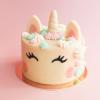Le best seller, à personnaliser : le Gâteau Licorne ! Choisissez la recette qui vous plaît le plus (nous on l'adore avec son biscuit madeleine, sa crème mousseline à la barbapapa & plein de fraises fraîches), le nombre de parts et si vous le souhaitez, un mot de personnalisation. C'est magique !