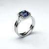Bague "Rempart" saphir bleu et diamants en or blanc