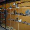 une vitrine avec des objets trouvés lors de fouilles