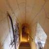 on descend vers les salles de prison à 22 mètres de profondeur