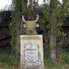 Statue avec tête de taureau et croix camarguaise.