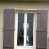 Cette fenêtre en PVC ornée de volets en bois a été posée par cette entreprise de menuiserie sur-mesure.