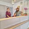 L'équipe de la Clinique vétérinaire Chat-Perché.Vet de Pierrelaye : Dr Aude RIVOIRE, vétérinaire, Coralie, auxiliaire vétérinaire et Léa, stagiaire