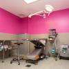 Deux salles de chirurgie avec salle de préparation et réveil attenantes.