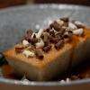 Financier aux amandes sur son lit de caramel, le tout fait maison bien évidemment ! 