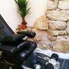 Fauteuil massant, avec bac pour soin des pieds utilisé aussi lors du blanchiment des dents.