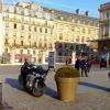 La moto vous attend derrière le pot de fleur ici gare de l'Est