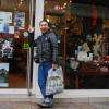 Les japonais se sentent chez eux en voyant la boutique ! Ici Keisho OHNO musicien japonais.
