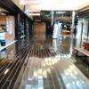 Le parquet brillant de la galerie, menant à l'entrée du Cora.