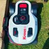 Robot tondeuse Kress KR121E.9, connecté à sa station de charge